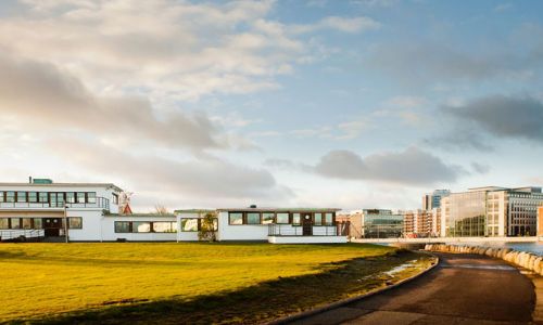 Hamnpaviljongen exteriör och ett läge precis vid vattnet 