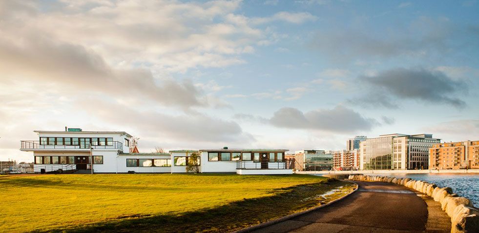 Hamnpaviljongen exteriör och ett läge precis vid vattnet 