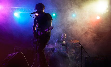 Konsert med blått och gult ljus bakifrån